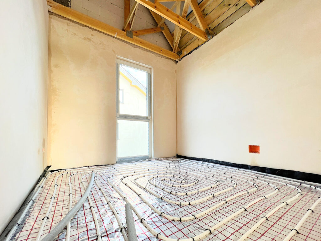 Pokój w nowych domach na osiedlu JasnaHouse w Ostrowie Wielkopolskim z rozpoczętymi pracami nad ogrzewaniem podłogowym
