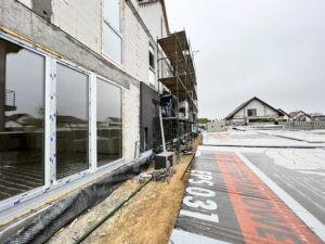 Trwające prace nad ociepleniem i elewacją nowych domów na osiedlu JasnaHouse w Ostrowie Wielkopolskim