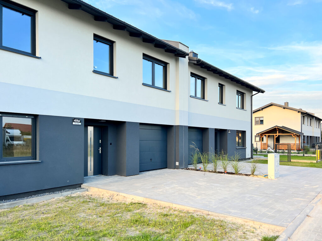 Ukończone osiedle domów RajskaHOUSE w Zacharzewie pod Ostrowem Wielkopolskim. Inwestycja zrealizowana przez Spółkę M4 Investments sp. z o.o.